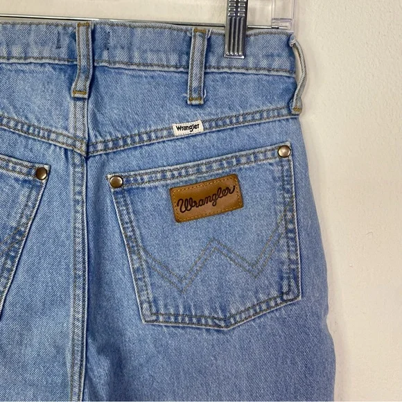 Wrangler Wanderer High Rise Women's Shorts 26x34 Light Wash Raw Hem Distressed - Picture 7 of 11